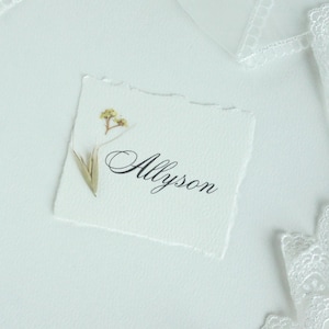 Marque-places de mariage personnalisés avec fleurs sauvages, cartes de visite faites main avec bordure fleurie, décoration de table de mariage rustique, papeterie de mariage