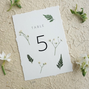 Numéro de table fleur gypsophile pressée - décoration de table de mariage rustique bohème verte et blanche, carte en papier fait main