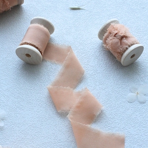 Fita de seda Peach Bloom - Borda crua tingida à mão com infusão de cítricos para casamentos de verão, buquês de jardim e artigos de papelaria vibrantes
