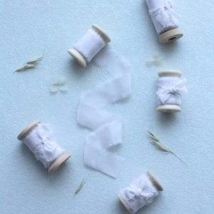 Fita de seda lilás suave - Elegância com bordas cruas tingidas à mão para convites românticos, buquês vintage e detalhes de casamento com estilo