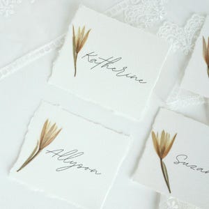 Tarjetas de lugar para boda con flores silvestres, tarjetas de asiento con decoración única para mesas de boda, papelería de papel hecha a mano, decoración de boda oxidada