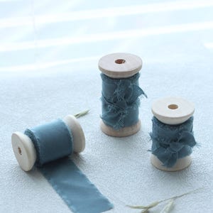 Fita de seda azul tingida à mão - 3 jardas de elegância de borda bruta para buquês de casamento, convites e decoração de bolos