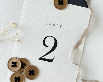 Minimalistische tafelnummers bruiloft | Receptiedecor van handgeschept papier