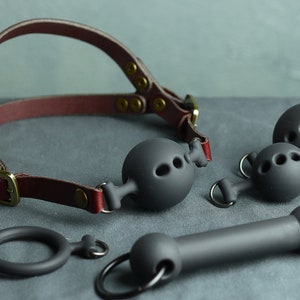 Versatile Oxblood 5-Gag Set by Sabersmyth: Unleash Sensory Exploration in Comfort & Style Standard