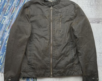 Puede incluir: Chaqueta marrón oscuro con cremallera, cuello alzado y dos bolsillos delanteros. La chaqueta tiene un estilo casual y está hecha de un material duradero. La chaqueta tiene un botón en cada puño.