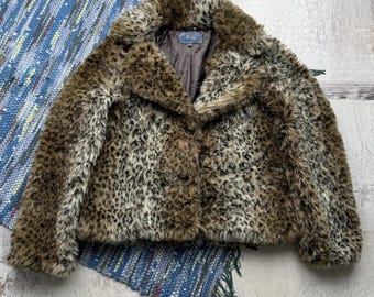 Giacca invernale corta da donna con stampa animalier leopardata in pelliccia sintetica stile Y2K, modello vintage, ideale per feste glamour.