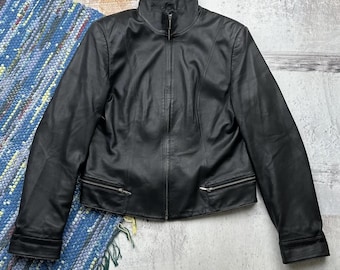 ヴィンテージブラックレザージャケット ミニマリストジップアップモトジャケット Y2Kバイカーコート レディース
