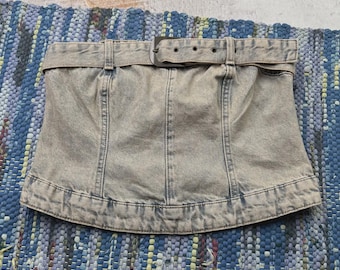 Top corto vaquero vintage desgastado con tirantes