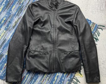 Vintage zwarte leren jas, minimalistisch model met ritssluiting, motorjas, cropped model, damesjas