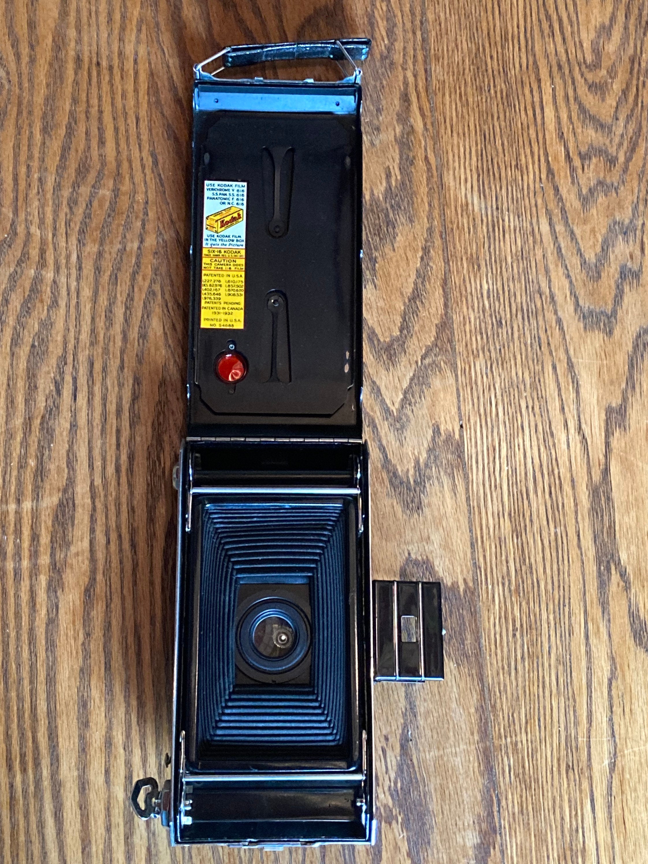 Ancien appareil photo à soufflet KODAK - DAKAR n°1 - avec étui
