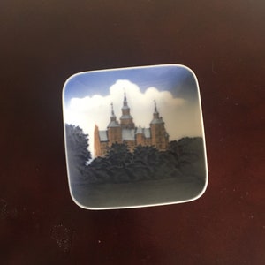 Royal Copenhagen Dish # 2959 Displaying the Rosenborg Castle located in Copenhagen, Denmark 4” x 4”