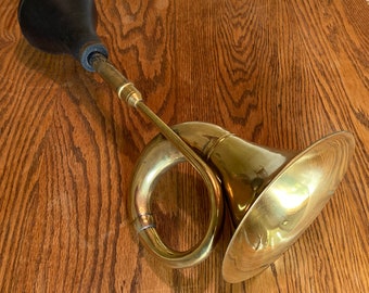 Solid Brass Horn with Squeeze Ball. Horn works well and is nice and loud.