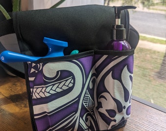 Tribal polinesio en funda de loción para terapeuta de masaje púrpura con bolsillo para herramientas y funda de utilidad