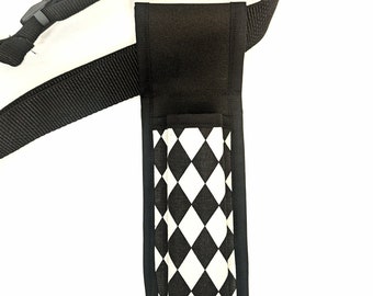 Loción individual y estuche multiusos para masajista de la marca Harlequin en blanco y negro.