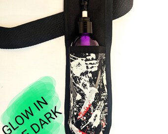 Cuchillo y manos que brillan en la oscuridad Terapeuta de masaje Loción individual y funda de utilidad