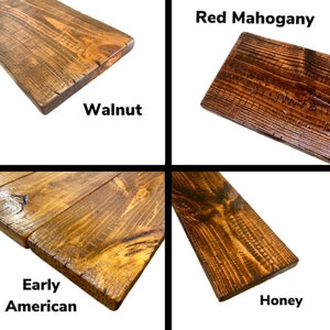 Puede incluir: Cuatro muestras de madera te&ntilde;idas en diferentes colores: Nogal, Caoba Roja, Early American y Miel. La madera es de color marr&oacute;n claro con un veteado natural.