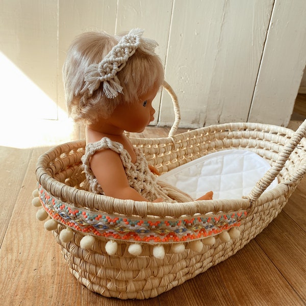 Puppentrage Moseskorb mit Bommeln, Boho Puppenbett mit Matratzeneinlage, Boho Kinderzimmer Ideen