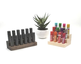 Expositores escalonados para bálsamos labiales en tubos de plástico de 0,15 oz (varios tamaños) con orificios de 17 mm.