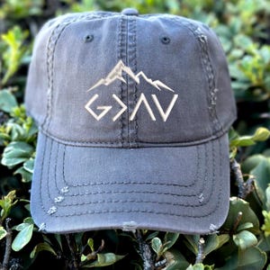 Chapeau Dieu est plus grand que les hauts et les bas, chapeau brodé Christian Mountain, cadeau religieux pour lui ou elle, chapeau de voyage missionnaire chrétien
