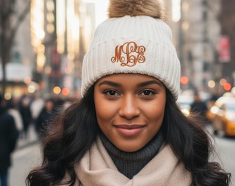 Gorro de punto con pompón bordado personalizado