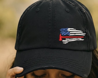 Gorro de bombero con diseño de la Línea Roja Delgada y bandera estadounidense desgastada.