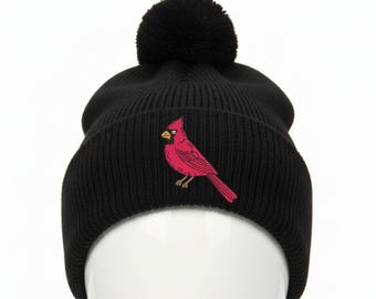 Gorro de invierno bordado con cardenal y pompón, ideal para observar aves.