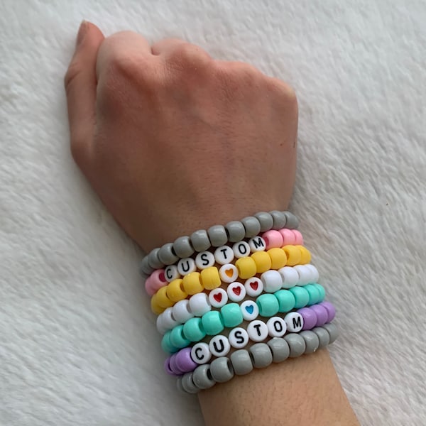 Bracelets personnalisés en perles de poney ! Ajoutez jusqu'à 8 lettres, chiffres ou symboles ! 6 choix de couleurs !