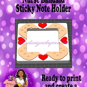 Op de afbeelding: Een ontwerp voor een Nurse Bandaid Sticky Note Holder met een witte achtergrond, bruine pleistervormen en rode hartaccenten. De afbeelding bevat de tekst "Nurse Bandaid Sticky Note Holder" en "Ready to print and create a stunning product."