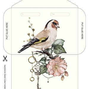 Op de afbeelding: Een printbare envelopsjabloon met een delicate illustratie van een vogel die op een tak zit met een sleutel en bloemen. De envelop heeft ruimte voor "Aan" en "Van" adressen en instructies om "Lijm hier aanbrengen".