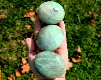 Piedra de palma de piedra lunar verde grande: cristal calmante