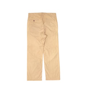 Può includere: Pantaloni color beige con chiusura a bottone e due tasche posteriori. I pantaloni sono realizzati in un tessuto robusto e hanno un design classico a gamba dritta. La vista posteriore dei pantaloni è mostrata su sfondo bianco.