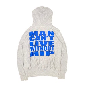 K&ouml;nnte beinhalten: Ein hellgrauer Kapuzenpullover mit langen &Auml;rmeln. Auf der R&uuml;ckseite steht der blaue Text "MAN CAN'T LIVE WITHOUT HIP". Der Pullover ist aus einem weichen, bequemen Material gefertigt.