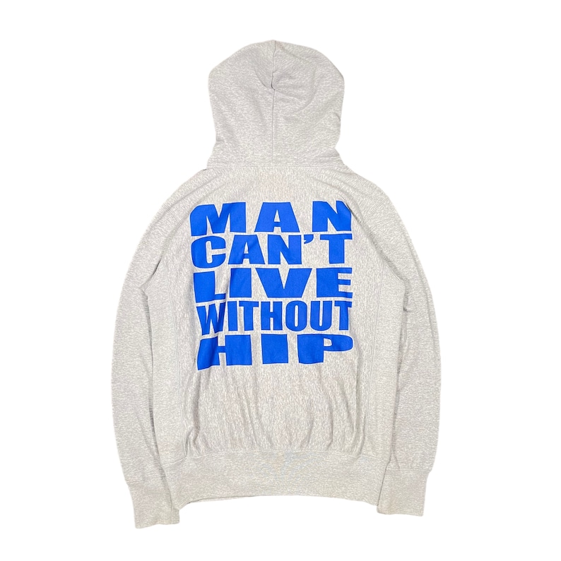 K&ouml;nnte beinhalten: Ein hellgrauer Kapuzenpullover mit langen &Auml;rmeln. Auf der R&uuml;ckseite steht der blaue Text "MAN CAN'T LIVE WITHOUT HIP". Der Pullover ist aus einem weichen, bequemen Material gefertigt.