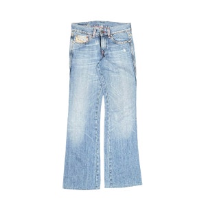 Könnte beinhalten: Hellblaue Jeans aus Denim mit einem verwaschenen Effekt. Die Jeans haben ein klassisches Fünf-Taschen-Design, einen Knopf- und Reißverschluss und ein kleines Logo-Patch auf der Vordertasche. Die Jeans haben eine leicht ausgestellte Beinöffnung.