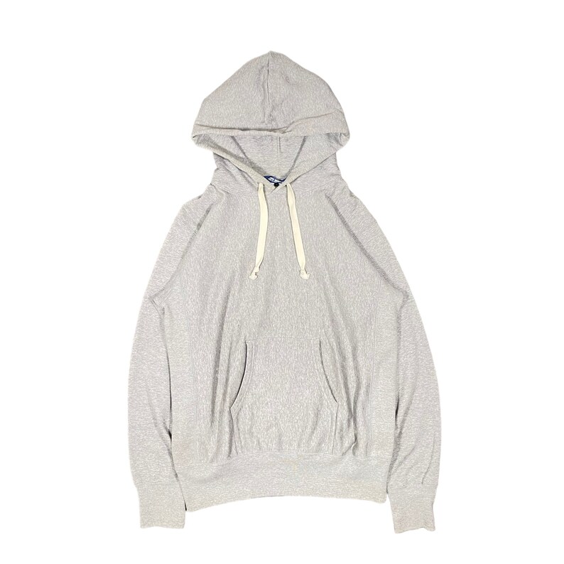 K&ouml;nnte beinhalten: Ein hellgrauer Kapuzenpullover mit Kordelzugkapuze und K&auml;ngurutasche. Der Sweatshirt besteht aus einem weichen, bequemen Material und hat gerippte B&uuml;ndchen und Saum. Ein klassischer, l&auml;ssiger Stil.