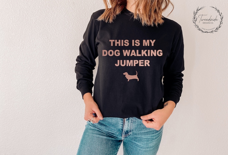 Paseo de perros personalizado Sudadera o sudadera con capucha I Regalo de amante de los perros, Regalos para ella, Regalo de cumpleaños, Regalo de Navidad, Mamá del perro, Amante de los perros imagen 1