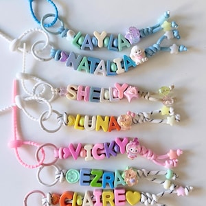 Gepersonaliseerde sleutelhanger met naamkralen in pastelkleuren, paracord rugzaklabel, accessoire op maat voor je tas afbeelding 1