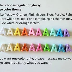 Op de afbeelding: Twee rijen letterkralen A in diverse kleuren waaronder wit, geel, oranje, roze, groen, blauw en paars. De bovenste rij heeft een matte afwerking, terwijl de onderste rij glanzend is. Tekst op de afbeelding geeft details over bestelopties.