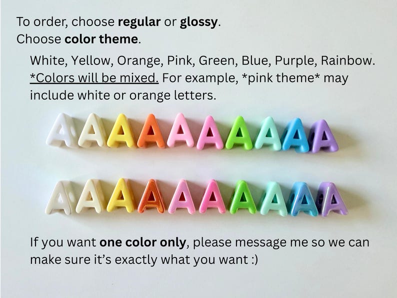 Op de afbeelding: Twee rijen letterkralen A in diverse kleuren waaronder wit, geel, oranje, roze, groen, blauw en paars. De bovenste rij heeft een matte afwerking, terwijl de onderste rij glanzend is. Tekst op de afbeelding geeft details over bestelopties.