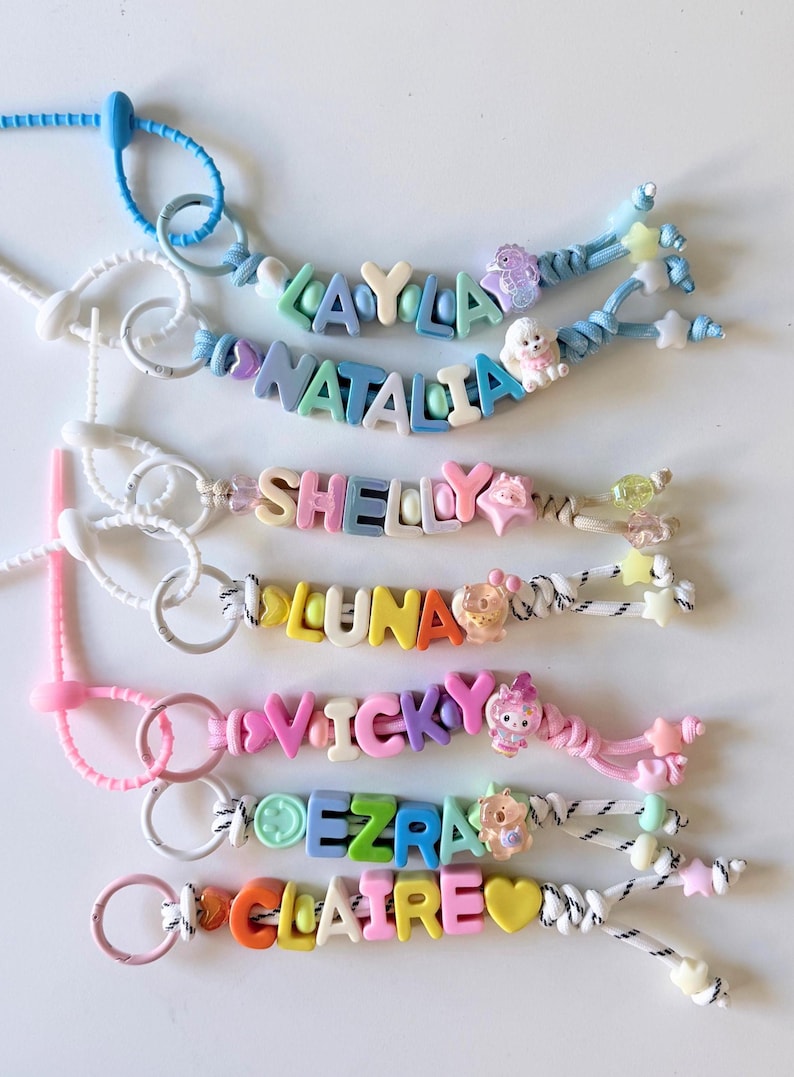 Gepersonaliseerde sleutelhanger met naamkralen in pastelkleuren, paracord rugzaklabel, accessoire op maat voor je tas afbeelding 1