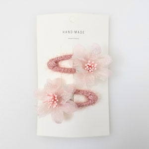 Leichte rosa Blumen Haar Snap Clip, Baby-Haarspange, weiche Tüll Blumenmädchen Haar Accessoire, Kleinkind Haarspange, Fransenclip, Blumenmädchen