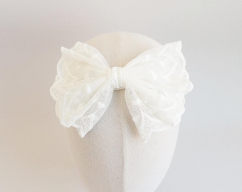 Grote witte kant strik hoofdband voor pasgeboren baby, schattige hoofdband baby doop doop, peuter, bloemenmeisje boog boho witte kant zendspoel