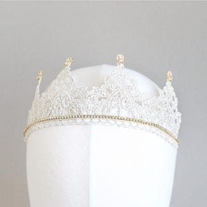 Baby Krone Stirnband, Elfenbein weiß und Gold Spitze Krone Stirnband, Tiara Stretch Stirnband, Geburtstag Krone, Mini Tiara Kleinkind Geburtstag Accessoire
