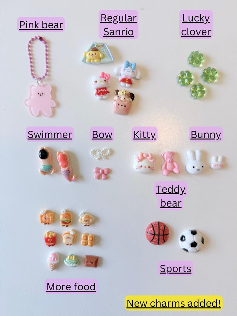 Op de afbeelding: Een verzameling kleine decoratieve bedels, waaronder een roze berensleutelhanger, Sanrio-personages, groene klavertjes, zwemmers, strikjes, kat- en konijnfiguren, miniatuurvoedsel en sportballen, allemaal gelabeld met tekstcategorie&euml;n.