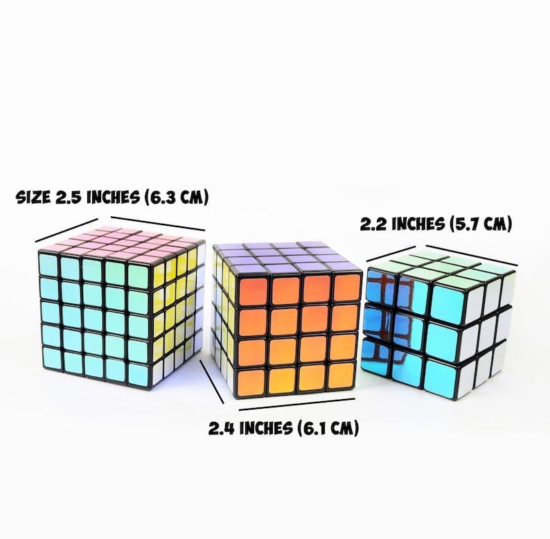 以下が含まれることがあります： 3つの異なるサイズの3x3ルービックキューブ。最大のキューブは2.5インチ（6.3 cm）で、薄い青、ピンク、黄色のカラーパターンです。真ん中のキューブは2.4インチ（6.1 cm）で、薄いオレンジ、紫、黄色のカラーパターンです。最小のキューブは2.2インチ（5.7 cm）で、薄い青、緑、黄色のカラーパターンです。
