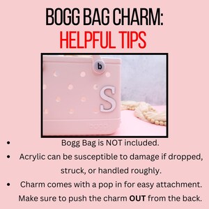 Pode incluir: Um amuleto rosa para a bolsa Bogg com uma letra 'S' branca anexada. O amuleto tem uma fun&ccedil;&atilde;o pop-in para f&aacute;cil fixa&ccedil;&atilde;o a uma bolsa Bogg. O amuleto &eacute; feito de acr&iacute;lico e &eacute; suscet&iacute;vel a danos se cair ou for manuseado bruscamente. A bolsa Bogg n&atilde;o est&aacute; inclu&iacute;da.