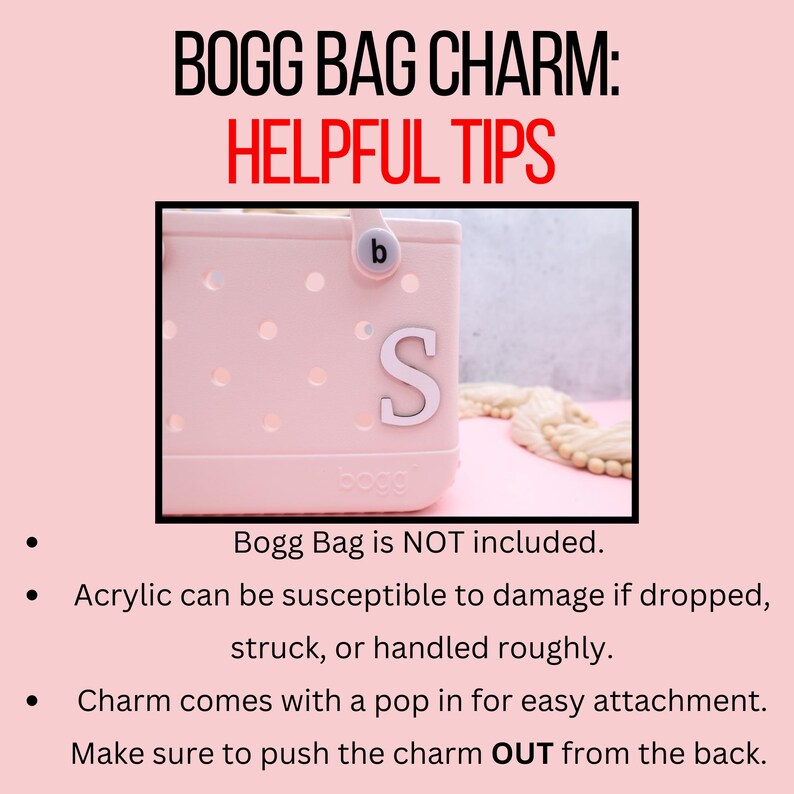 Pode incluir: Um amuleto rosa para a bolsa Bogg com uma letra 'S' branca anexada. O amuleto tem uma fun&ccedil;&atilde;o pop-in para f&aacute;cil fixa&ccedil;&atilde;o a uma bolsa Bogg. O amuleto &eacute; feito de acr&iacute;lico e &eacute; suscet&iacute;vel a danos se cair ou for manuseado bruscamente. A bolsa Bogg n&atilde;o est&aacute; inclu&iacute;da.