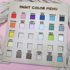Puede incluir: Un men&uacute; de colores de pintura de madera con una variedad de muestras de colores. Los colores incluyen rojo, rosa, morado, azul marino, turquesa, negro, naranja, rosa claro, morado claro, azul beb&eacute;, verde, gris, amarillo, amarillo claro, menta, verde ne&oacute;n, blanco, abedul, nogal oscuro, nogal oscuro te&ntilde;ido, gris desgastado te&ntilde;ido, azul marino desgastado te&ntilde;ido y aguamarina vintage te&ntilde;ido.