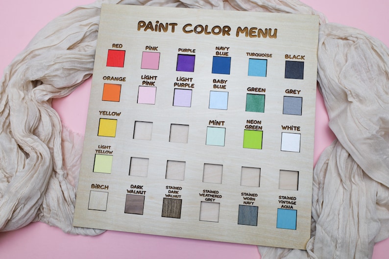 Puede incluir: Un men&uacute; de colores de pintura de madera con una variedad de muestras de colores. Los colores incluyen rojo, rosa, morado, azul marino, turquesa, negro, naranja, rosa claro, morado claro, azul beb&eacute;, verde, gris, amarillo, amarillo claro, menta, verde ne&oacute;n, blanco, abedul, nogal oscuro, nogal oscuro te&ntilde;ido, gris desgastado te&ntilde;ido, azul marino desgastado te&ntilde;ido y aguamarina vintage te&ntilde;ido.