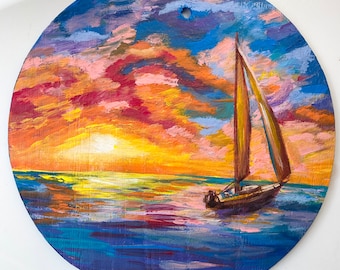 Zeegezicht origineel schilderij zeilboot zonsondergang op rond houten bord D8" klaar om op te hangen, handgeschilderd door Elena Tuncer